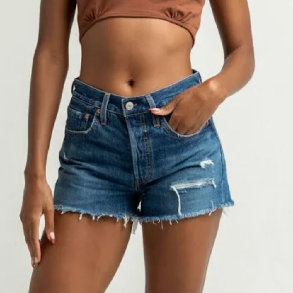 LEVI BUTTON FLY DENIM SHORTS SZ 28